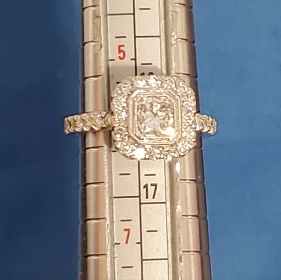 New, unworn - 14kt. White Gold Diamond Ring. - Picture 10 of 15